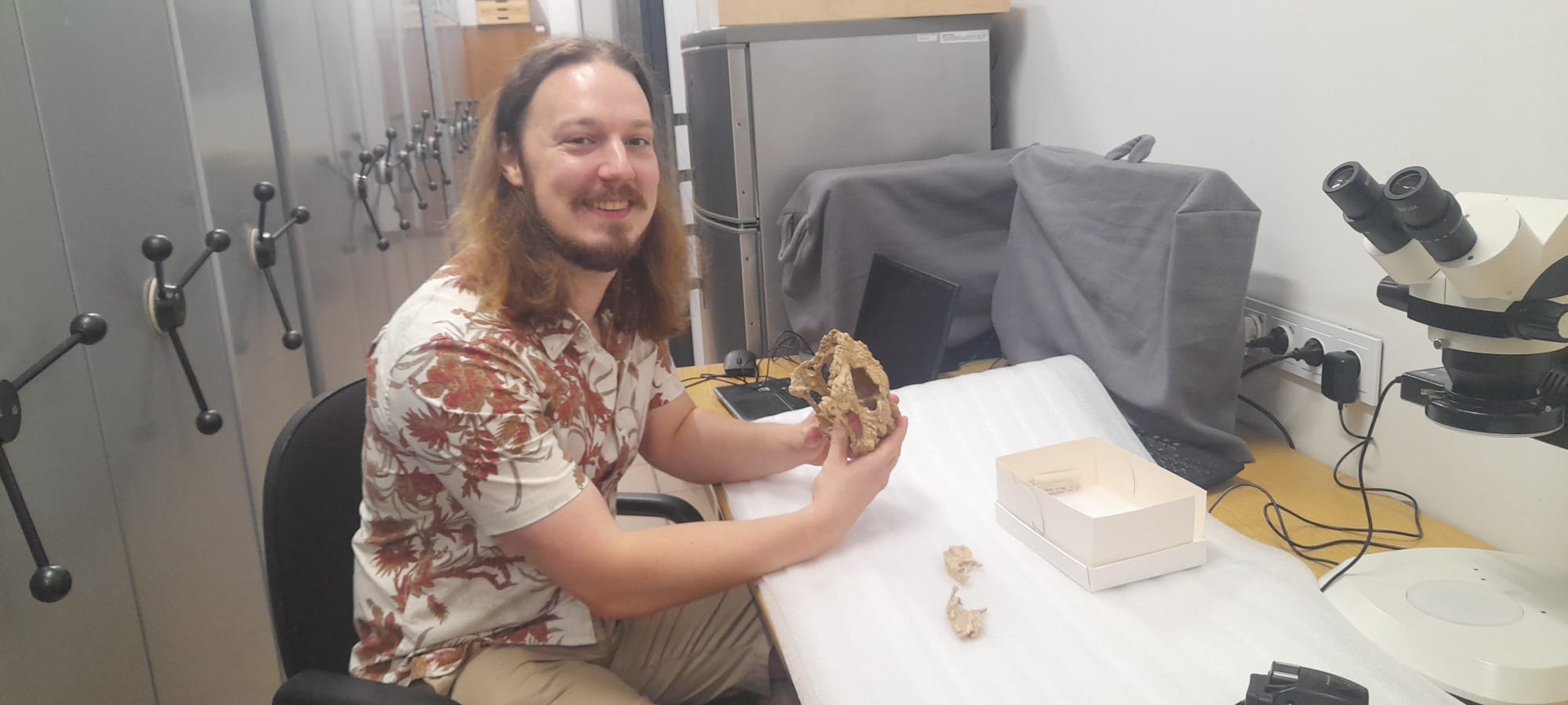 Jonas Hakkens working with a fossil specimen